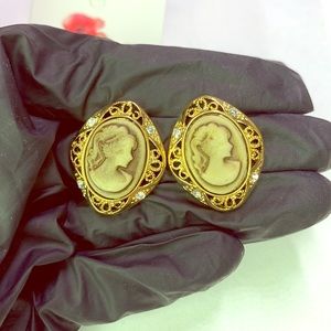 Elegant Portrait Stud Earring (brown)